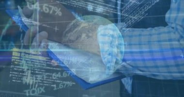 Dünya çapında finansal veri işleme ve iş adamı yazısının animasyonu. küresel finans ve iş konsepti dijital olarak oluşturulmuş video.
