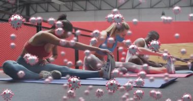 Spor salonunda esneme egzersizi yaparken yüz maskesi takan formda insanlara karşı yüzen Covid-19 hücreleri. Coronavirus covid-19 pandemik ve fitness konsepti