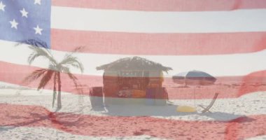 Plajdaki ahşap plaj barına karşı kusurlu Amerikan bayrağı. Amerika 'nın bağımsızlığı vatansever tatil konsepti