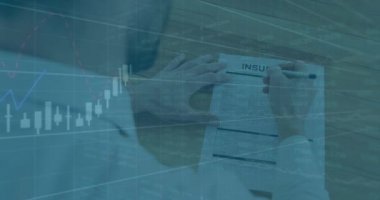 İş adamı yazıları üzerine finansal veri işleme animasyonu. küresel finans ve iş konsepti dijital olarak oluşturulmuş video.