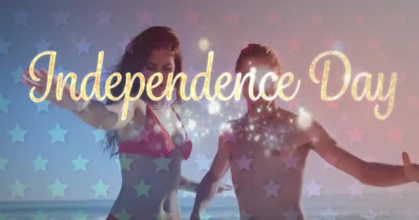 Texte Jour Indépendance Sur Drapeau Américain Agitant Contre Vue Sur — Video