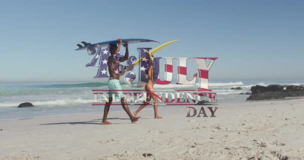 Amerikaanse Vlag Zwaaiend Onafhankelijkheidsdag Tekst Tegen Koppel Dragen Surfplanken Het — Stockvideo