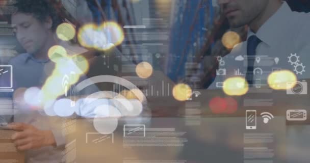 Animation der Datenverarbeitung über den Geschäftsmann mittels Tablet im Warenversandzentrum. globales Versand-, Liefer- und Online-Shopping-Konzept digital generiertes Video.