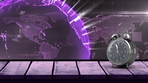 Animación Reloj Despertador Vintage Sobre Globo Brillante Mapa Del Mundo — Vídeos de Stock