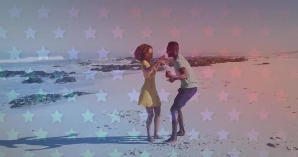 Plusieurs Étoiles Clignotantes Contre Couple Afro Américain Dansant Sur Plage — Video