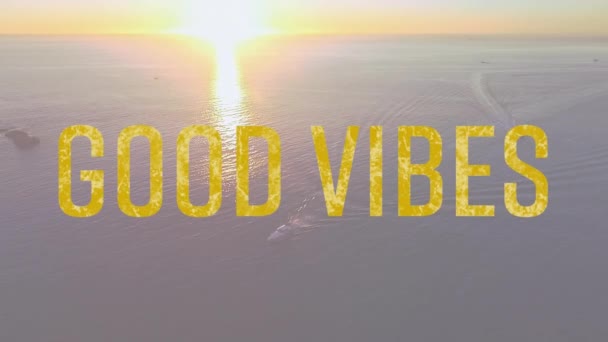 Animation Der Worte Good Vibes Geschrieben Gelben Buchstaben Mit Sonnenuntergang — Stockvideo