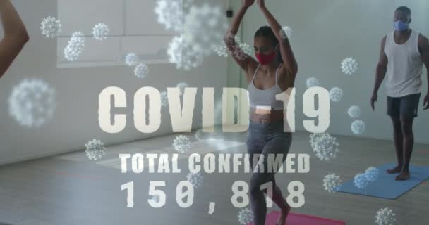 마스크를 요가를 아프리카 미국인 여성의 사례가 증가하는 Covid19 텍스트 코로나 — 비디오