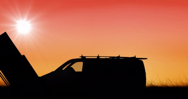 在橙色的天空中 手推车在面包车和飞机上移动 勾勒出一个轮廓的送货人的动画 全球航运 交付和运输概念数码视频 — 图库视频影像