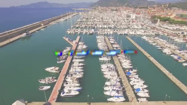 Güneşli Marinaya Demirlemiş Teknelerin Üzerine Beyaz Harflerle Titreşimlerin Animasyonu Pozitif — Stok video