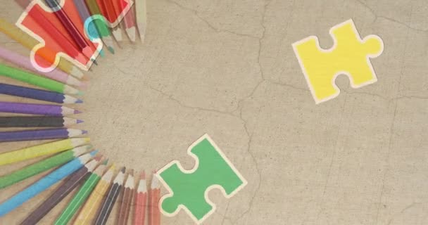 用灰色背景上的迷宫和彩色铅笔在人脑上进行拼图的动画 自闭症和学习困难认识和支持数字视频概念 — 图库视频影像