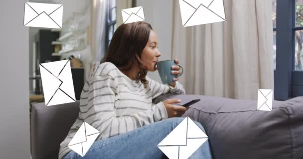 Animação Ícones Digitais Envelope Mail Sobre Mulher Usando Smartphone Casa — Vídeo de Stock