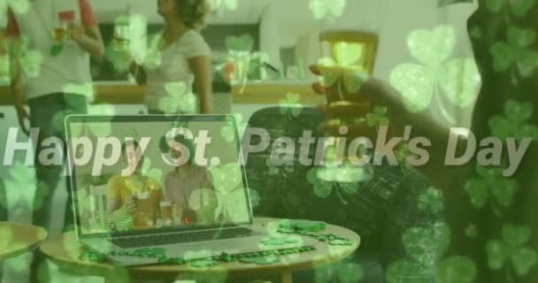 Happy Patricks Dia Texto Trevo Deixa Contra Mulher Segurando Cerveja — Vídeo de Stock