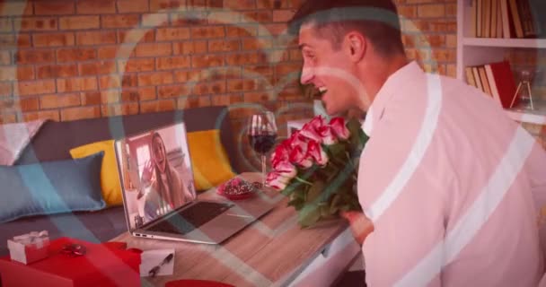 Corazones Concéntricos Sobre Hombre Caucásico Sosteniendo Ramo Flores Mientras Recibe — Vídeo de stock