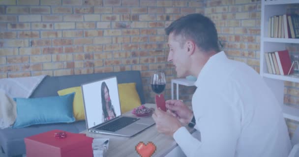 Verpixeltes Herz Über Einem Kaukasischen Mann Der Ein Herzförmiges Plakat — Stockvideo