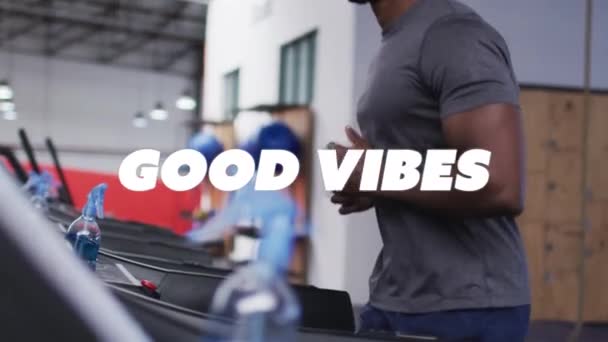 Goede Vibes Tekst Tegen Afro Amerikaanse Man Met Gezichtsmasker Lopen — Stockvideo