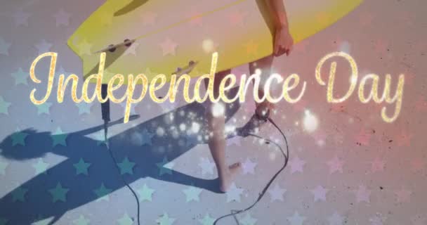 Hari Kemerdekaan Teks Terhadap Bagian Tengah Wanita Berjalan Dengan Papan — Stok Video
