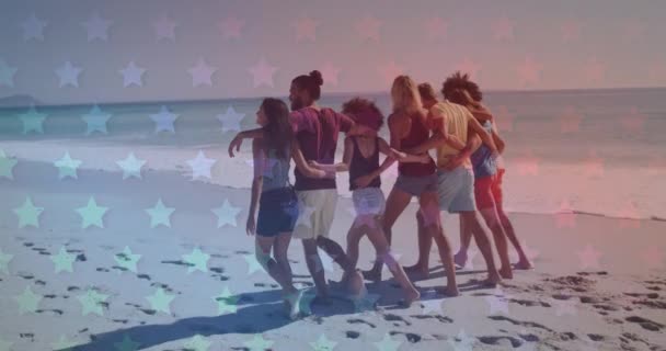 Flera Blinkande Stjärnor Mot Grupp Vänner Som Går Tillsammans Stranden — Stockvideo