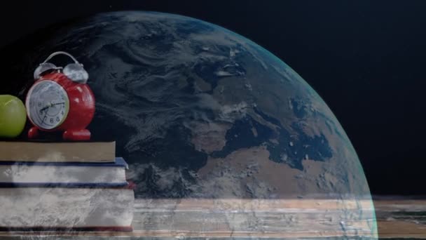 Animace Stohu Knih Jablkem Starožitnými Budíky Celém Světě Globální Koncept — Stock video
