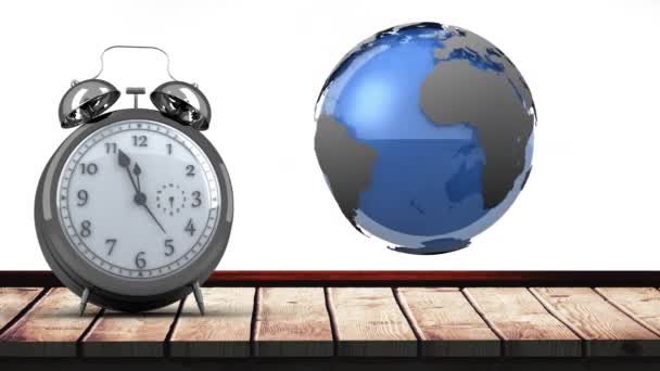 老式闹钟和地球仪的动画 白色背景上带有蓝色条纹 全球网络 时间和商业概念数字生成的视频 — 图库视频影像