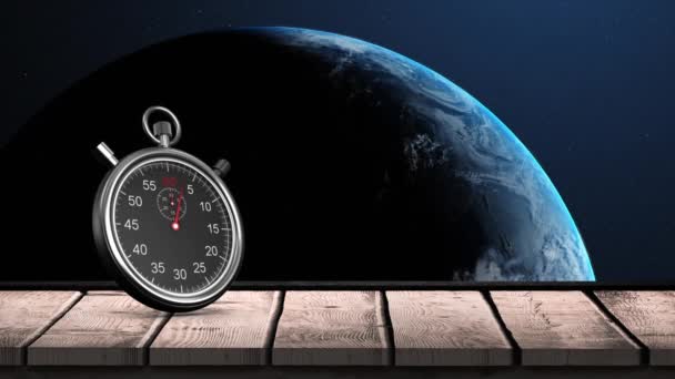 在蓝色背景下旋转的地球上 秒表滴答作响的动画 全球网络 时间和环境概念数字生成的视频 — 图库视频影像