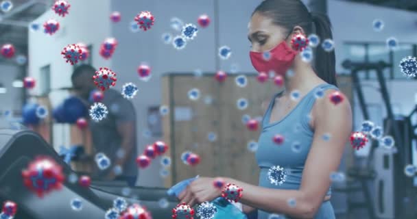 Covid Клітини Плавають Проти Жінки Носять Маску Очищення Обличчя Тренажерне — стокове відео