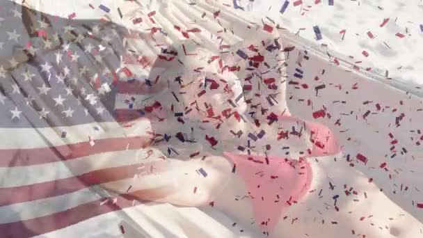 Drapeau Américain Agitant Confettis Tombant Contre Wpman Caucasien Posé Sur — Video
