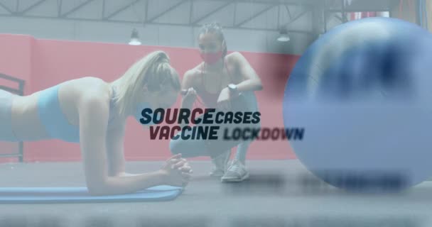 Coronavirus Concept Teksten Tegen Vrouw Dragen Gezichtsmasker Uitvoeren Plank Oefening — Stockvideo