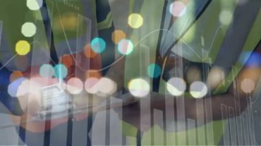 Nakliye merkezindeki panoya yazı yazan depo çalışanlarının veri işleme animasyonu. küresel sevkiyat, dağıtım ve çevrimiçi alışveriş konsepti dijital olarak oluşturulmuş video.