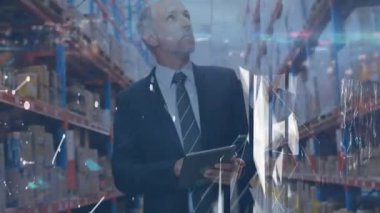Depo nakliye merkezinde tablet kullanan iş adamlarının yol trafiği ve bağlantılarının animasyonu. küresel sevkiyat, dağıtım ve çevrimiçi alışveriş konsepti dijital olarak oluşturulmuş video.