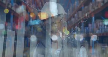 Depo nakliye merkezinde çalışan gülümseyen adamın veri işleme animasyonu. küresel sevkiyat, dağıtım ve çevrimiçi alışveriş konsepti dijital olarak oluşturulmuş video.