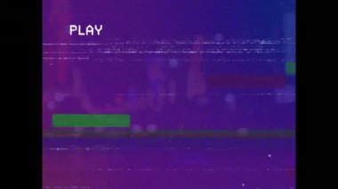 Ekranda titreşen renkli dikdörtgenlerin arızalanması ve metni oynatma canlandırması. Retro televizyon, sinematografi ve dijital olarak üretilen film konsepti.