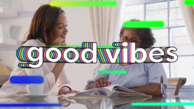 İyi titreşimlerin animasyonu iki kadının konuşmaları ve evdeki fotoğraflara bakmaları üzerine mesaj atıyor. küresel sosyal medya ağı ve dijital arayüz konsepti dijital olarak oluşturulmuş video.