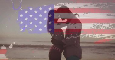 Sahilde birbirini kucaklayan çifte karşı kusurlu Amerikan bayrağı. Amerika 'nın bağımsızlığı vatansever tatil konsepti