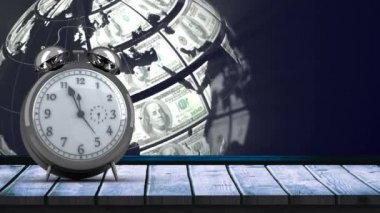 Animasyon klasik çalar saat ileri gidiyor ve mavi arka planda dönen dünya üzerinde çalıyor. küresel ağ, zaman ve iş konsepti dijital olarak oluşturulmuş video.