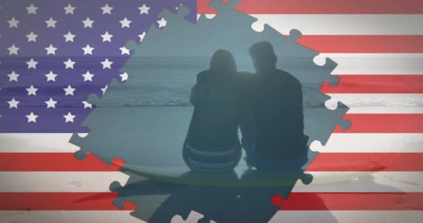 Teka Teki Jigsaw Atas Bendera Amerika Terhadap Pandangan Belakang Pasangan — Stok Video