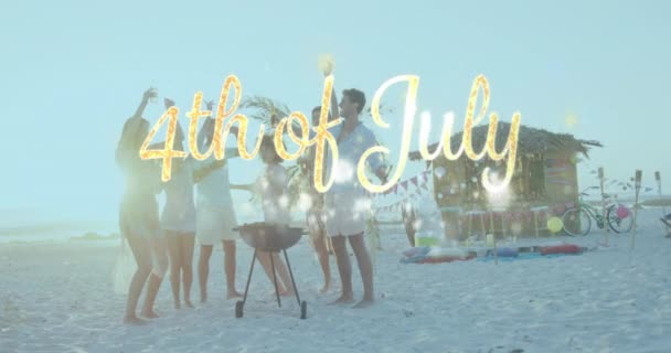 独立日的文字和亮点反对一群朋友在海滩上聚会 美国独立爱国假日的概念 — 图库视频影像