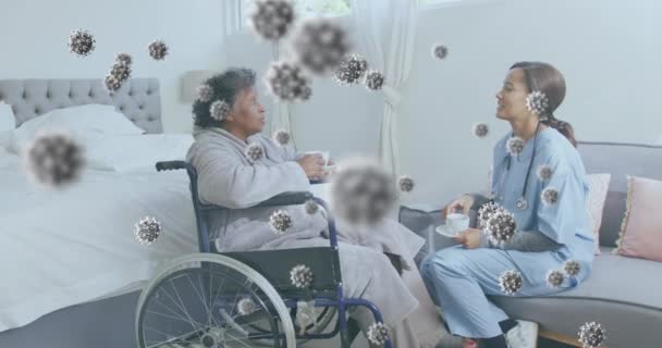 Hastanede Çay Içen Kadın Hastayla Birlikte Hemşire Üzerinde Yüzen Kovid — Stok video