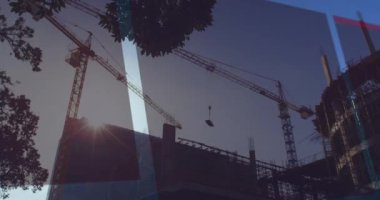 Şehir şantiyesindeki vinçler üzerinden kaydırmalı bilgi metniyle arayüz görüntüsünün animasyonu. iletişim teknolojisi dijital arayüz kavramı, dijital olarak oluşturulmuş video.