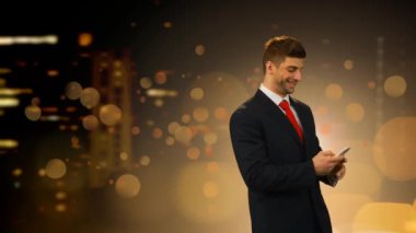 Şehir manzarası üzerinde akıllı telefon parlayan noktalar kullanan bir iş adamı animasyonu. küresel iş, finans ve ağ konsepti dijital olarak oluşturulmuş video.