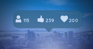 Sosyal medya simgeleriyle konuşma baloncuklarının animasyonu ve şehir manzarasında büyüyen rakamlar. küresel sosyal medya ağı, bağlantı, iletişim ve teknoloji konsepti dijital olarak oluşturulmuş video.