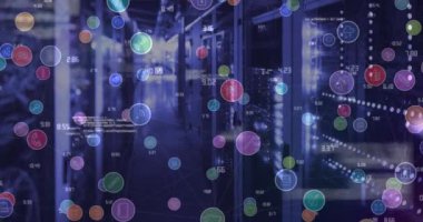 Bilgisayar sunucuları üzerinden dijital simge ve veri işleme ağının animasyonu. küresel bağlantılar ve dijital arayüz konsepti dijital olarak oluşturulmuş video.