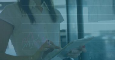 Ofisteki notlara yazı yazan kadının finansal veri işleme animasyonu. küresel finans ve iş dünyası, teknoloji konsepti dijital olarak oluşturulmuş video.