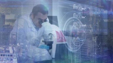 Tıbbi veri işleme ve mikroskop kullanılarak erkek bilim adamının taranmasının animasyonu. küresel bağlantılar, tıp, bilim ve dijital arayüz konsepti dijital olarak oluşturulmuş video.