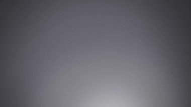 Gri arkaplan üzerindeki sosyal medya simgelerinin canlandırılması. küresel sosyal medya ağı, bağlantı, iletişim ve teknoloji konsepti dijital olarak oluşturulmuş video.