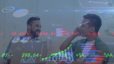 Bilgisayarı ve akıllı telefonu kullanan iki beyaz adamın mali veri işleme animasyonu. küresel finansman, iş ve temassız ödeme kavramı dijital olarak oluşturulmuş video.