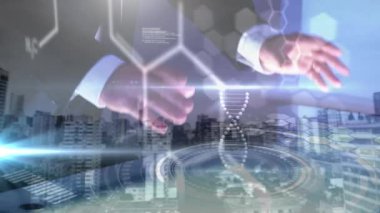 DNA iplikçiklerinin dönüşünün animasyonu ve interaktif ekranı kullanarak insan üzerinde tıbbi veri işlemesi. küresel bağlantılar, tıp, bilim ve dijital arayüz konsepti dijital olarak oluşturulmuş video.