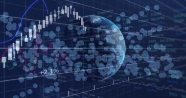Dijital simgeler ve dünya üzerinde finansal veri işleme animasyonu. küresel finansman, iş dünyası, bağlantılar ve dijital arayüz konsepti dijital olarak oluşturulmuş video.