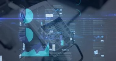 Kredi kartı terminali üzerinden finansal veri işleme animasyonu. küresel finansman, iş ve temassız ödeme kavramı dijital olarak oluşturulmuş video.