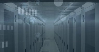 Arka plandaki bilgisayar sunucularında hareket eden kürelerin, grafiklerin ve bilgilerin animasyonu. iletişim teknolojisi dijital arayüz kavramı, dijital olarak oluşturulmuş video.