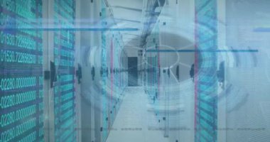 Bilgisayar sunucularıyla teknoloji odasında yapılan tarama ve veri işleme animasyonları. küresel teknoloji, dijital arayüz ve bağlantı konsepti dijital olarak oluşturulmuş video.